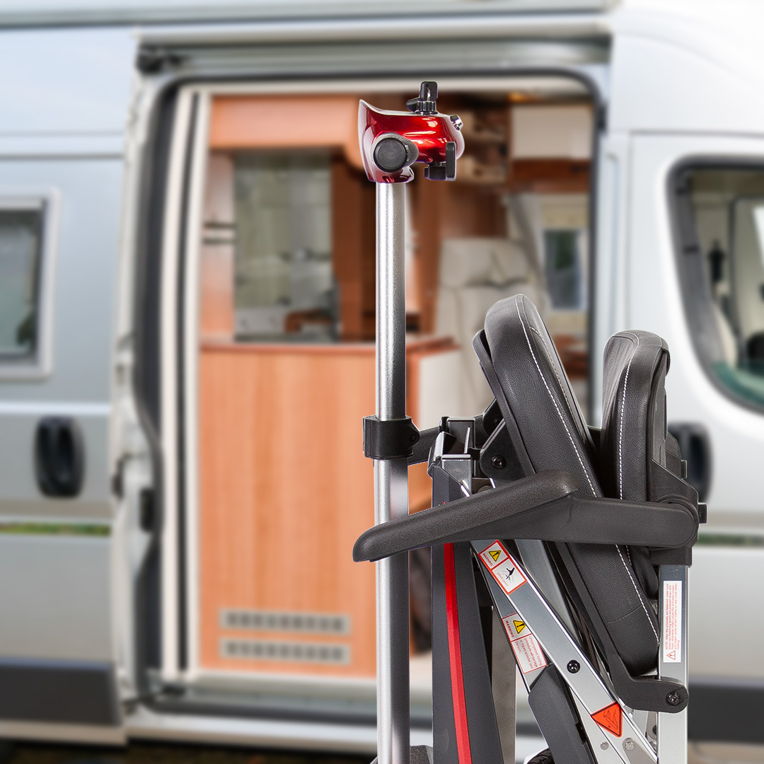 Elektromobil steht vor dem Campingtransporter